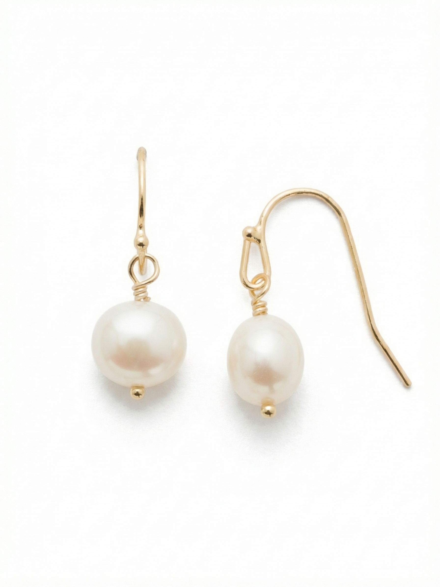 Tae Dangle Earring - 4EEP42BGMDP - <p>A single luminous pearl suspended from a delicate wire. This minimalist drop earring strips away the excess, leaving a clean, classic profile that moves easily as you go about your day. The lightweight design offers a comfortable, barely-there feel, while the subtle wire-wrapped detailing at the top of the pearl adds a quiet nod to artisan craftsmanship.</p><ul>
<li>Single 10mm pearl suspended by a delicate wire-wrapped loop</li>
<li>Minimalist drop silhouette built for everyday lightness</li>
<li>Fish hook earwire</li>
<li>Protective e-coat finish for lasting wear</li>
<li>Includes signature organza pouch for gifting and travel</li>
</ul>